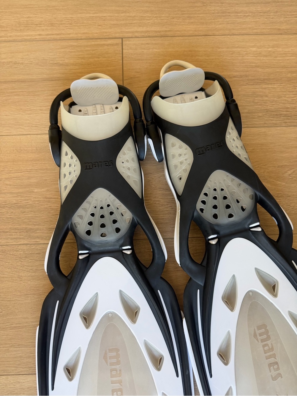 Mares Black & White Swim Fins - Adjustable Open-Heel Snorkel Fins - Picture 3 of 5